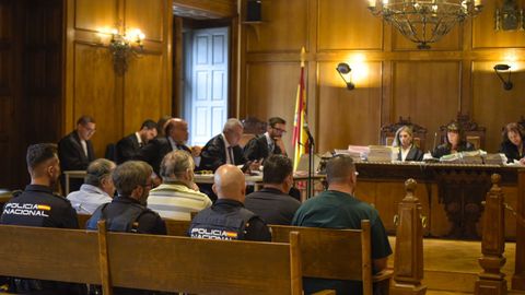 Los acusados, este lunes, en la primera vista del juicio celebrado en la Audiencia en Pontevedra.
