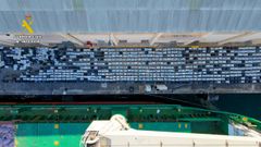 A vista de dron. Los 1.279 fardos que transportaba el Arconian suponen la mayor cantidad de coca�na decomisada en la historia de la lucha contra el narcotr�fico. 
