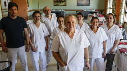 La directora de la residencia de Lobeira, junto a parte de la plantilla.