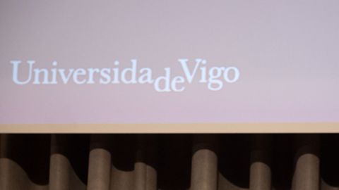 Pantalla con el logo de la Universidade de Vigo, en una imagen de archivo.
