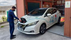 El profesor Juan Lpez, cargando el coche elctrico que se utiliza en el IES Pea Novo