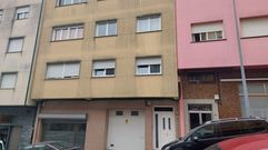 Casa de Ordes, en la calle Compostela, donde apareci� el cuerpo de un hombre degollado este viernes por la tarde