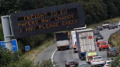 Un cartel en la autopista M56 cerca de Chestero informa  sobre posibles cambios en los procedimientos de carga despu�s del �brexit�