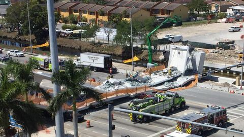 Varios muertos al derrumbarse un puente peatonal sobre una autopista en Miami