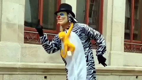 Un youtuber, disfrazado de payaso, se cuela en un instituto de Lugo y propina un tartazo a un profesor