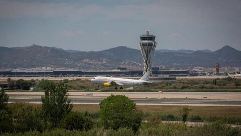 Un avin despegando del aeropuerto de El Prat. 
