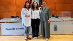 La concejala�Mar�a de los �ngeles Veiga L�pez, la joven�Myriam Arnoso Roca, elegida representante mayor, y la alcaldesa Mar�a Barral.