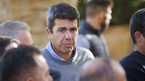 Mazón, el pasado noviembre durante una visita a Utiel y otros lugares afectados por la catástrofe.