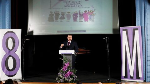 El presidente del Principado, Adri�n Barb�n, interviene durante el acto institucional para conmemorar el 8-M, celebrado en Cangas del Narcea