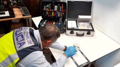 El uso de pincel para distinguir huellas u otros restos sigue resultando fundamental en cada inspecci�n de la polic�a cient�fica