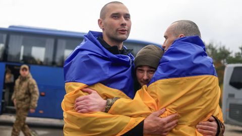 Prisioneros ucranianos se abrazan tras ser liberados en el intercambios de combatientes en Bielorrusia