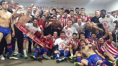 Bernardo comparti� en redes la foto de la plantilla del Sporting y el equipo t�cnico celebrando la permanencia en el vestuario