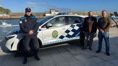 Un polic�a, el alcalde y el edil Mato, con el nuevo veh�culo