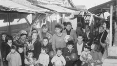Reparto de juguetes organizado por La Voz de Galicia en un poblado de chabolas en A Corua en los aos sesenta.