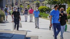 Vecinos caminando por Noia