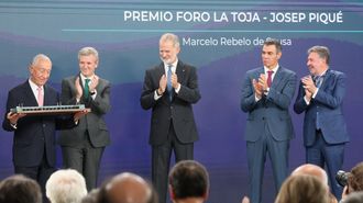 El rey Felipe VI entrega el premio Foro La Toja al expresidente de Portugal Rebelo de Sousa