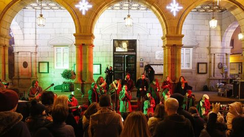 LUCES DE NAVIDAD EN OURENSE.En la ciudad, el alumbrado navideo se encendi en la vspera del puente de la Constitucin