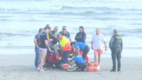 Efectivos de emergencias, de la Polic�a Local de Castrill�n y de la Guardia Civil en el momento de los hechos