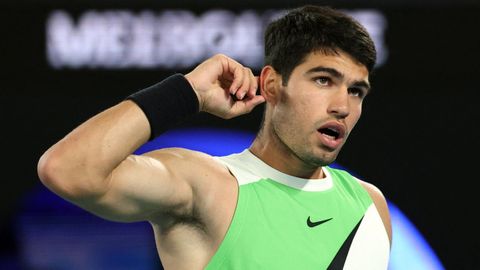 Alcaraz celebrando con el p&uacute;blico un punto