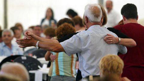 Foto de archivo de una pareja bailando