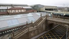 Marquesina sobre las plazas de aparcamiento frente a la fachada principal de la estaci�n de Santiago.