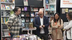 Eladio Santos, subdelegado del Gobierno, visit� este mi�rcoles el establecimiento Sindicato do C�mic.