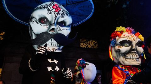 Referencia al Da de Muertos mexicano.