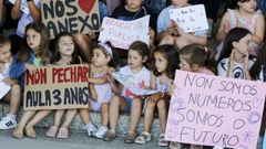 Protestas en el colegio Anexo A Lomba por el cierre de aulas