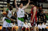 Atoyebi -izquierda- y Ausina -centro- promedian juntos 19 rebotes.