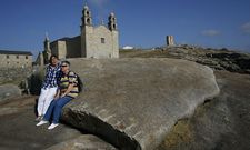 Vista de la Pedra de Abalar y de su entorno con el santuario al fondo ayer por la tarde. 