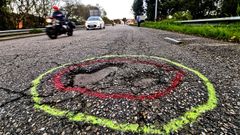 Imagen de un bache pintado en una de las carreteras de Vigo