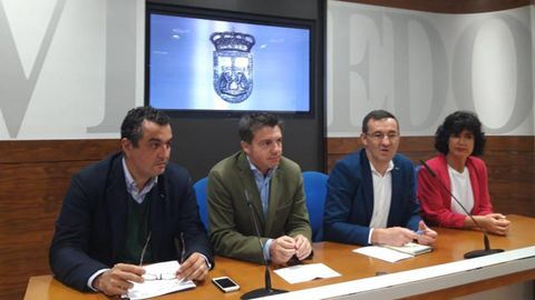 El presidente de la Asociaci�n Comercio de Oviedo, Nacho del R�o; el vicepresidente de FADE, representante de la C�mara de Comercio y tambi�n de Otea, Jos� A. Almeida, el concejal de Econom�a, Javier Cuesta, y la presidenta de la Uni�n de Comerciantes del Principado, Sara Men�ndez