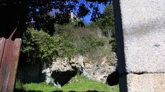 Detalle de las cuevas existentes en el interior de la finca de la R�a Falagueira