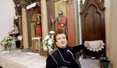 Una feligresa muestra el sitio de un santo robado en Lousada.