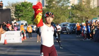 Chevi celebrando el nuevo r�cord mundial y su quinta medalla en las calles de Asunci�n