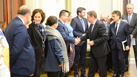 El conselleiro de Medio Rural, Jos Gonzlez, saluda al ministro de Agricultura, Luis Planas, antes de la reunin