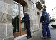 Un agente de la Polic�a Local chantadina entre en las nuevas dependencias de Formoso Lamas. 