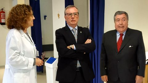 Francisco del Busto, en el centro, durante su visita al Hospital de Jove en Gijn