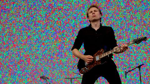 El vocalista de Franz Ferdinand Alex Kapranos durante el concierto de su banda en NOS Alive, en Portugal