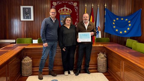 P�rez, Gor�n y Parga, en la entrega del distintivo al Concello