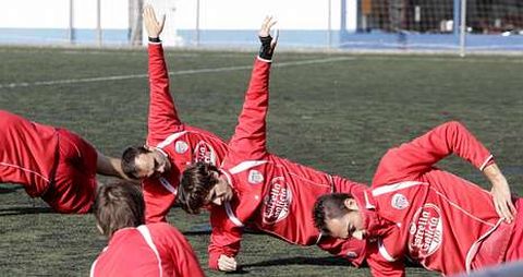 Los jugadores rojiblancos, en primer t�rmino Iv�n P�rez, Pablo S�nchez y Pav�n, ejercit�ndose en el campo de A Cheda.