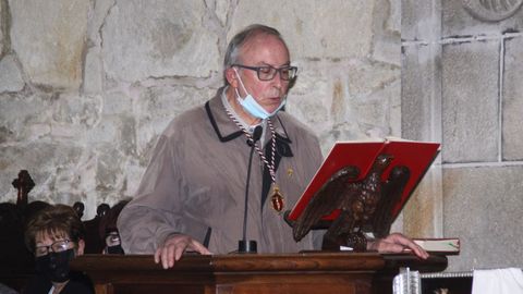 La Irmandade do Cristo da Misericordia sac en procesin las imgenes del Ecce Homo y las vrgenes de la Amargura y la Soledad tras la celebracin de la misa.