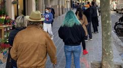 Colas antes una oficina de Correos de Barcelona para tramitar el voto