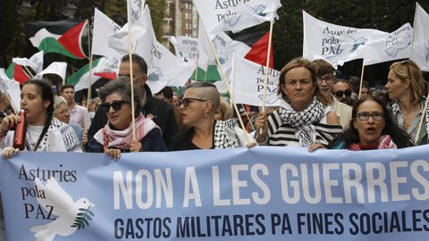 Miles de persona participan este domingo en Gijn en la manifestacin convocada bajo el lema 'No a las guerras' por la plataforma 'Asturias por la paz', que aglutina a unas 40 organizaciones de Asturias, en conmemoracin del Da Internacional de la Paz este 21 de septiembre.