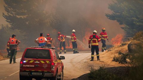 Los bomberos trabajando este domingo en la extinción del incendio forestal en el Parque Natural de Alvao, en el distrito luso de Vila Real.
