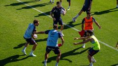 Los jugadores del Celta, en el inicio del entrenamiento de este s�bado.