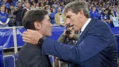 El entrenador del Oviedo, Guillermo Almada (d), saluda al del Villarreal, Marcelino Garc�a, antes del partido de LaLiga de f�tbol que Real Oviedo y Villarreal