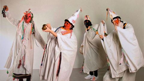 Los sabanos. Personajes del popular desfile del antroxu en Oviedo. Se trata de hombres ataviados con s�banas y ropa blanca de cama