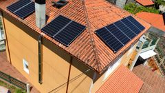Instalaci�n de placas solares fotovoltaicas en una vivienda de Rianxo