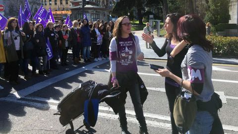 La m�sica, con altavoces port�tiles, anim� los piquetes del 8M, en Oviedo